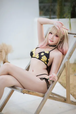 瓜希酱《喜多川海梦泳装》主题写真：20张全套美图