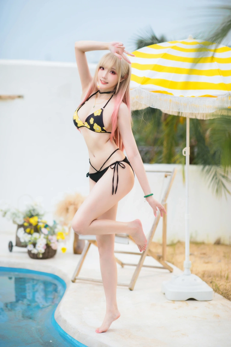 瓜希酱《喜多川海梦泳装》主题写真：20张全套美图
