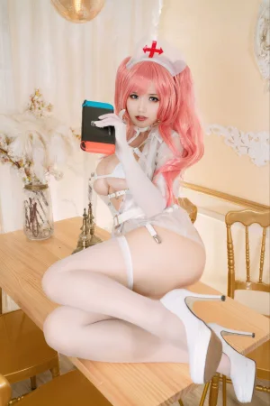 小仓千代《英仙座 透明护士》主题写真：24张全套美图