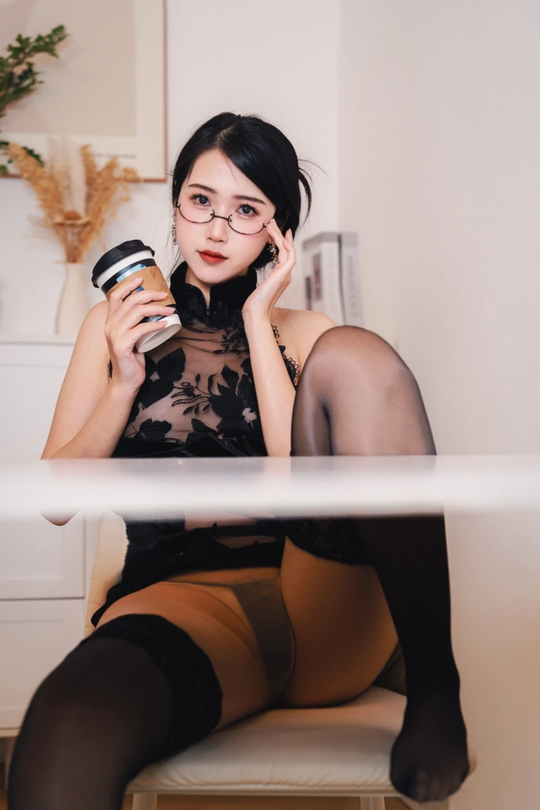 不呆猫《黑旗袍过膝袜御姐》主题写真：42张全套美图