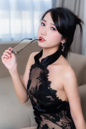 不呆猫《黑旗袍过膝袜御姐》主题写真：42张全套美图