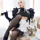白烨《黑枪呆女仆》主题写真：50张全套美图