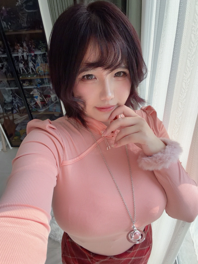 阿半今天很开心《兴趣使然的自拍包》主题写真：87张全套美图，含5个视频
