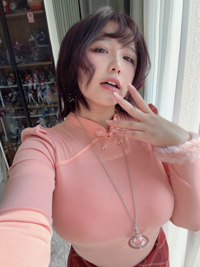 阿半今天很开心《兴趣使然的自拍包》主题写真：87张全套美图，含5个视频