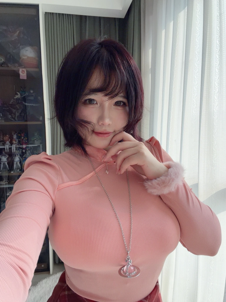 阿半今天很开心《兴趣使然的自拍包》主题写真：87张全套美图，含5个视频