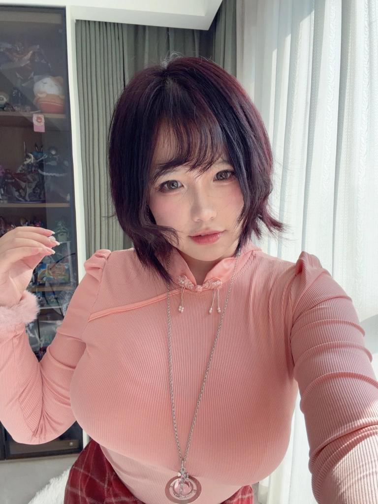 阿半今天很开心《兴趣使然的自拍包》主题写真：87张全套美图，含5个视频