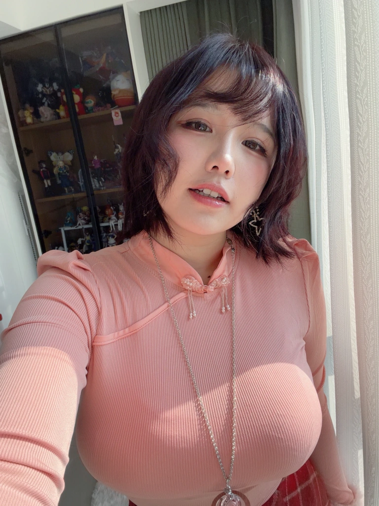 阿半今天很开心《兴趣使然的自拍包》主题写真：87张全套美图，含5个视频