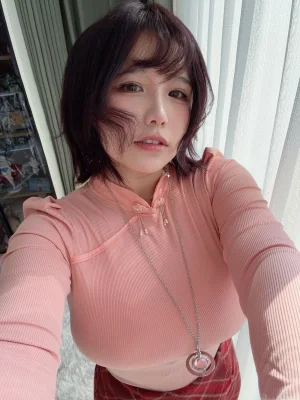 阿半今天很开心《兴趣使然的自拍包》主题写真：87张全套美图，含5个视频