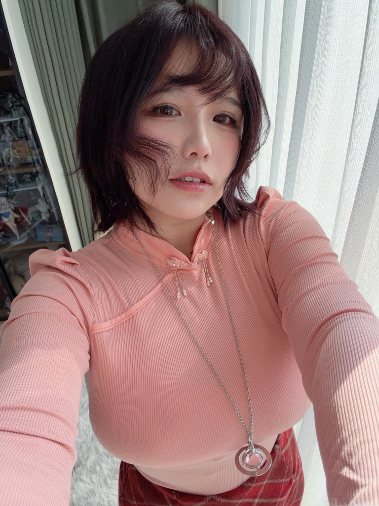 阿半今天很开心《兴趣使然的自拍包》主题写真：87张全套美图，含5个视频