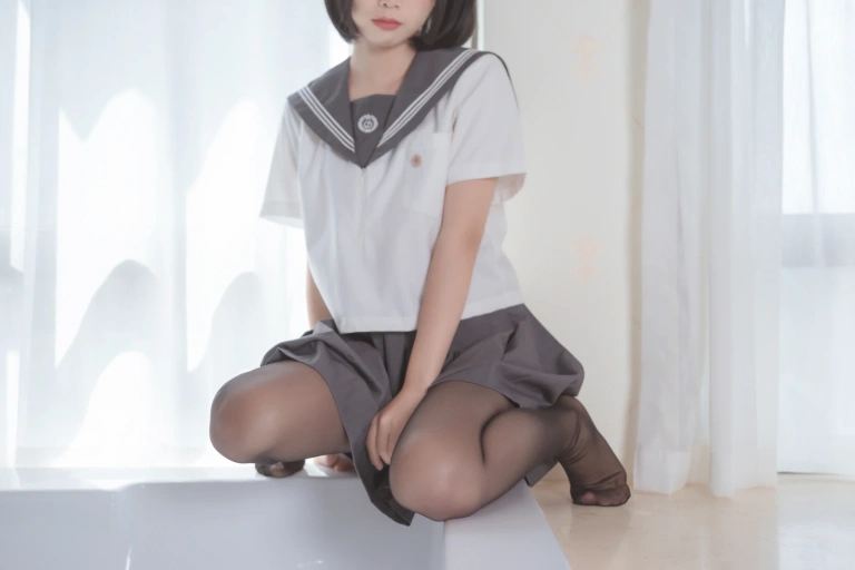 面饼仙儿《脑内少女 黑丝JK》主题写真：25张全套美图