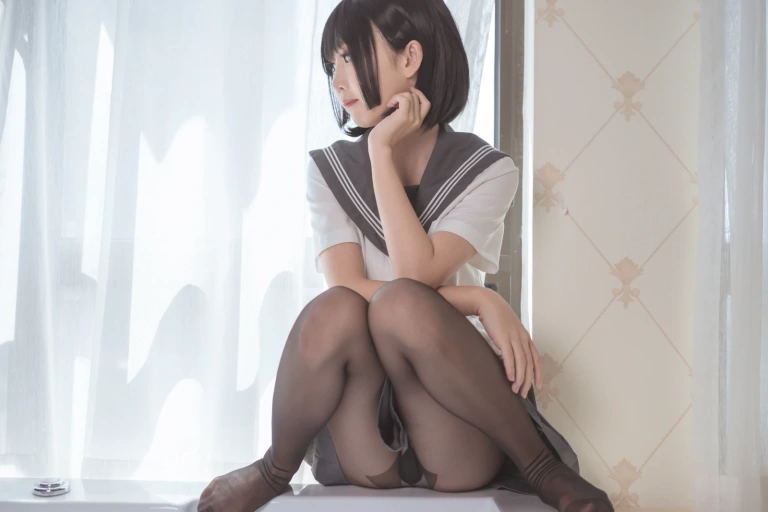 面饼仙儿《脑内少女 黑丝JK》主题写真：25张全套美图