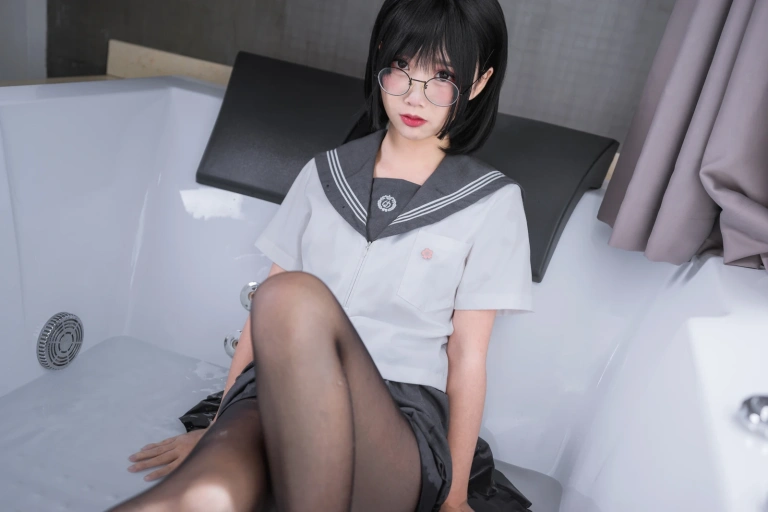 面饼仙儿《脑内少女 黑丝JK》主题写真：25张全套美图