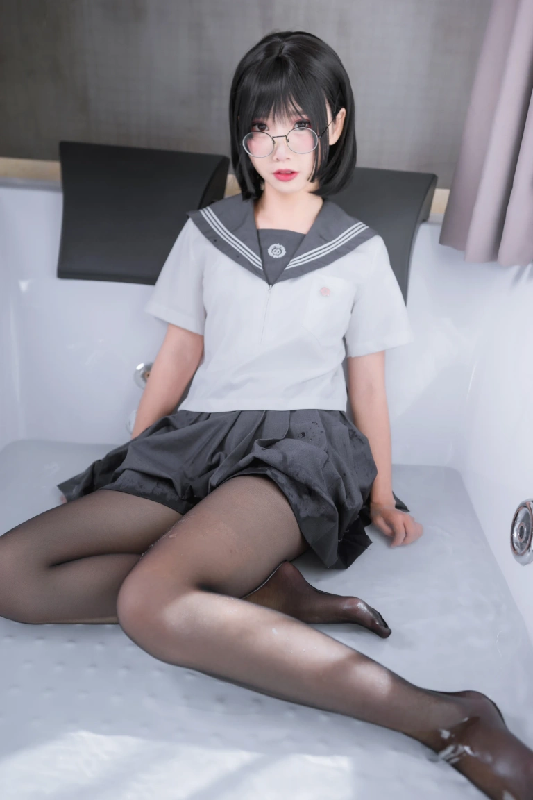 面饼仙儿《脑内少女 黑丝JK》主题写真：25张全套美图