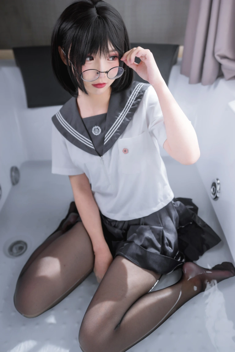 面饼仙儿《脑内少女 黑丝JK》主题写真：25张全套美图