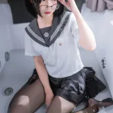 面饼仙儿《脑内少女 黑丝JK》主题写真：25张全套美图