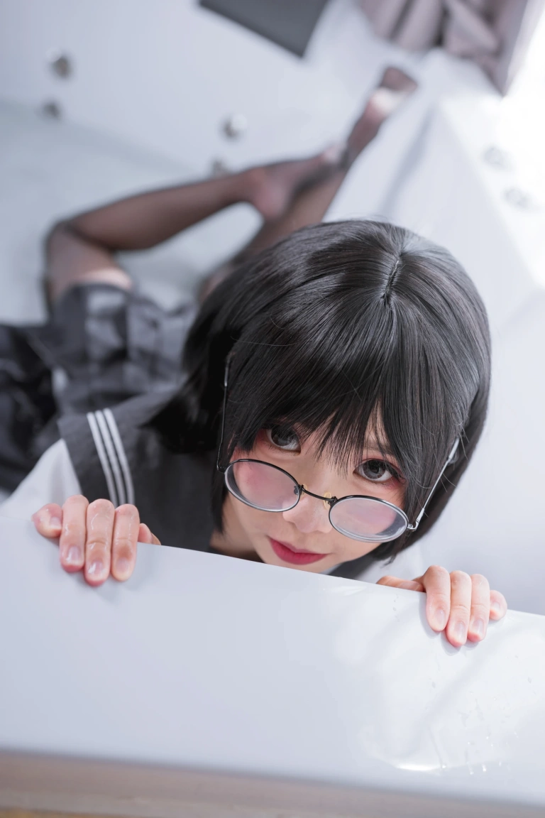 面饼仙儿《脑内少女 黑丝JK》主题写真：25张全套美图