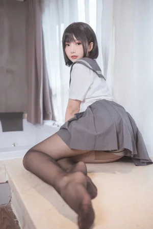 面饼仙儿《脑内少女 黑丝JK》主题写真：25张全套美图