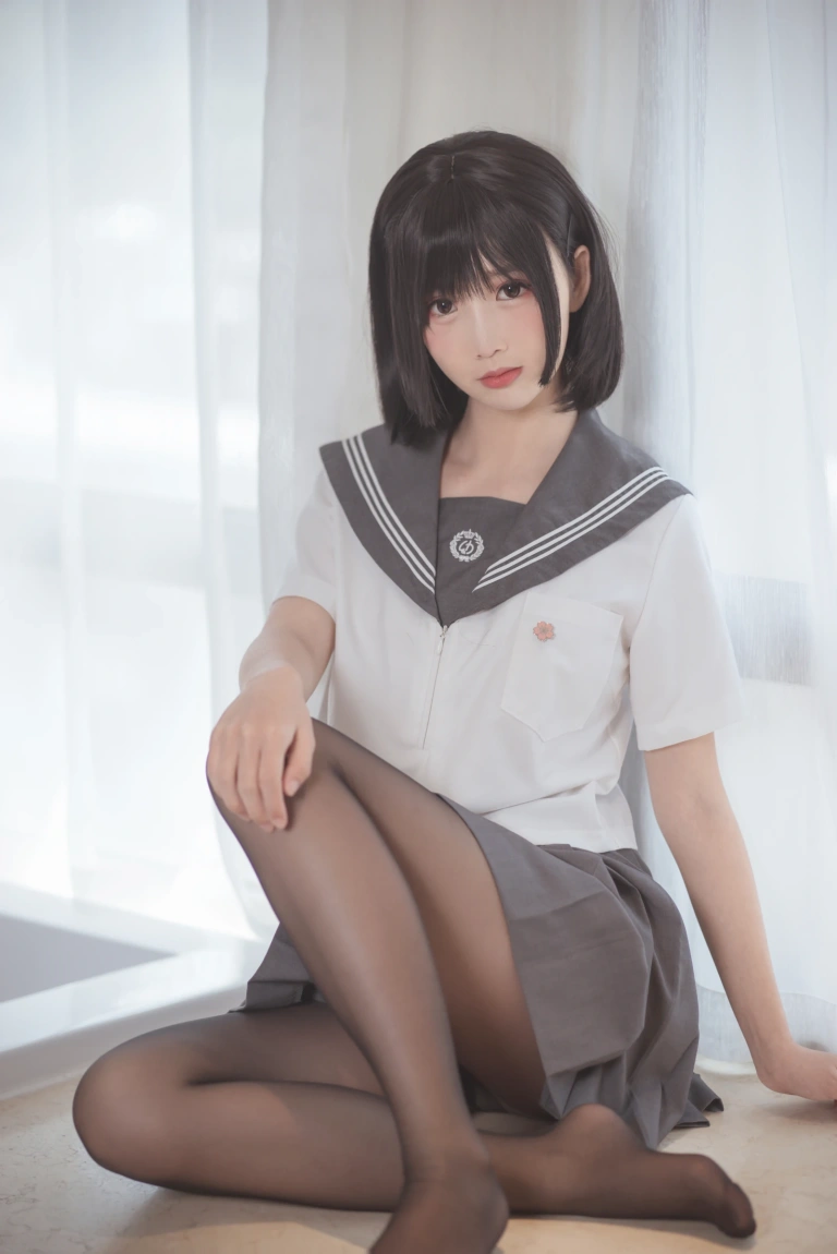 面饼仙儿《脑内少女 黑丝JK》主题写真：25张全套美图