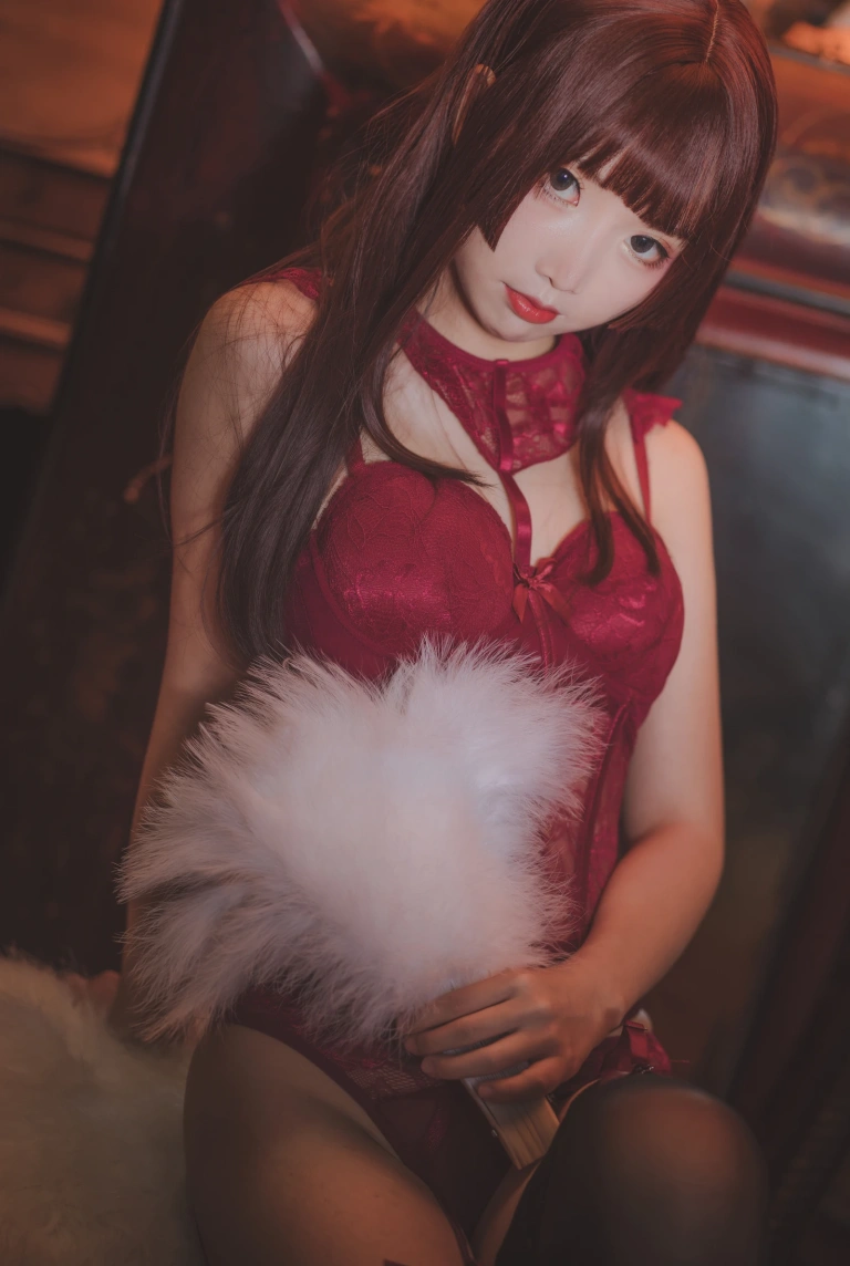 面饼仙儿《脑内少女 红色束衣》主题写真：22张全套美图