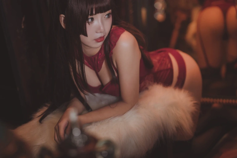 面饼仙儿《脑内少女 红色束衣》主题写真：22张全套美图