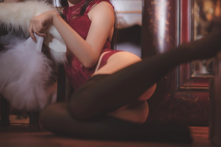 面饼仙儿《脑内少女 红色束衣》主题写真：22张全套美图