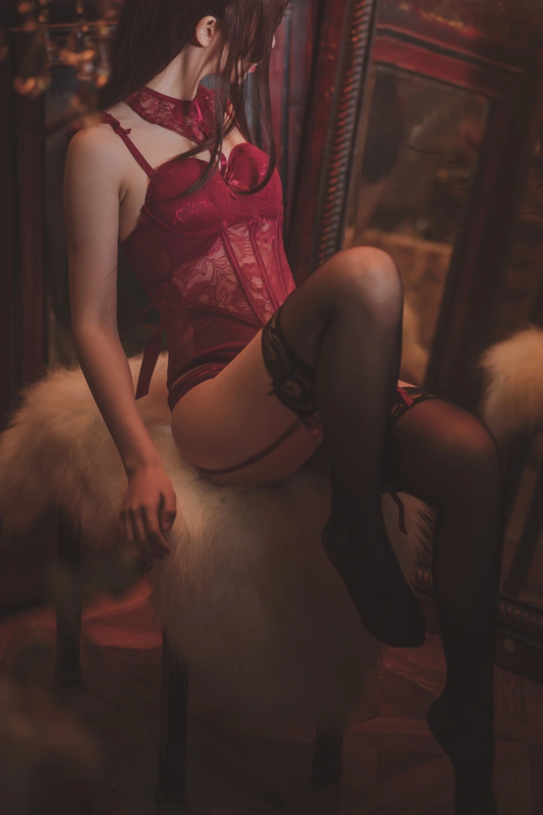 面饼仙儿《脑内少女 红色束衣》主题写真：22张全套美图