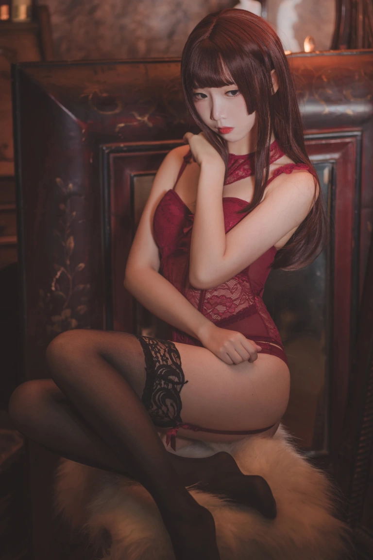面饼仙儿《脑内少女 红色束衣》主题写真：22张全套美图