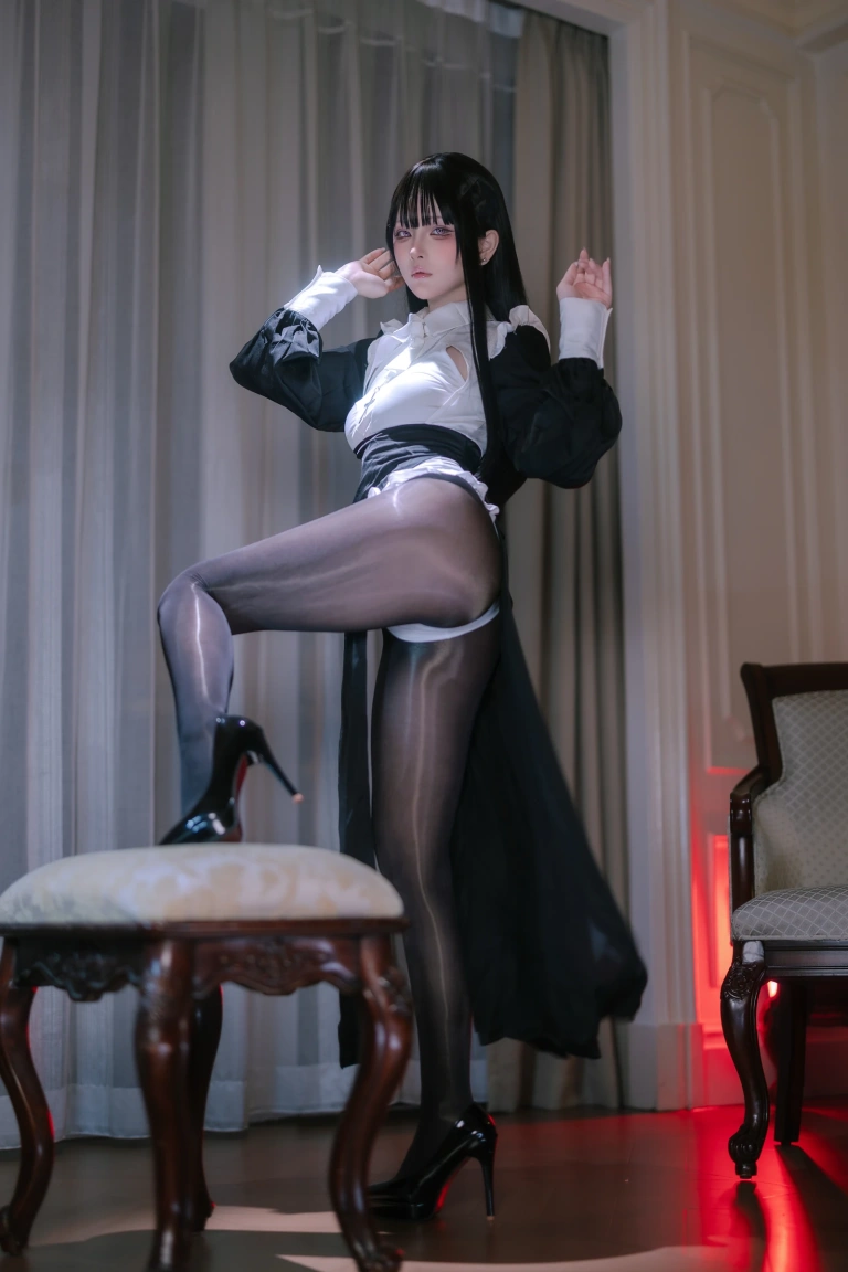 屿鱼《黑丝修女》主题写真：40张全套美图