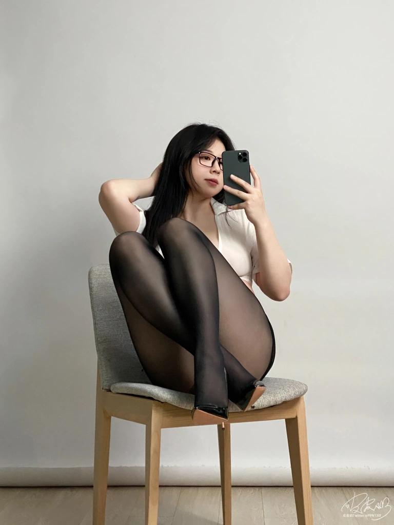 皮皮奶《黑丝OL自摄》主题写真：37张全套美图