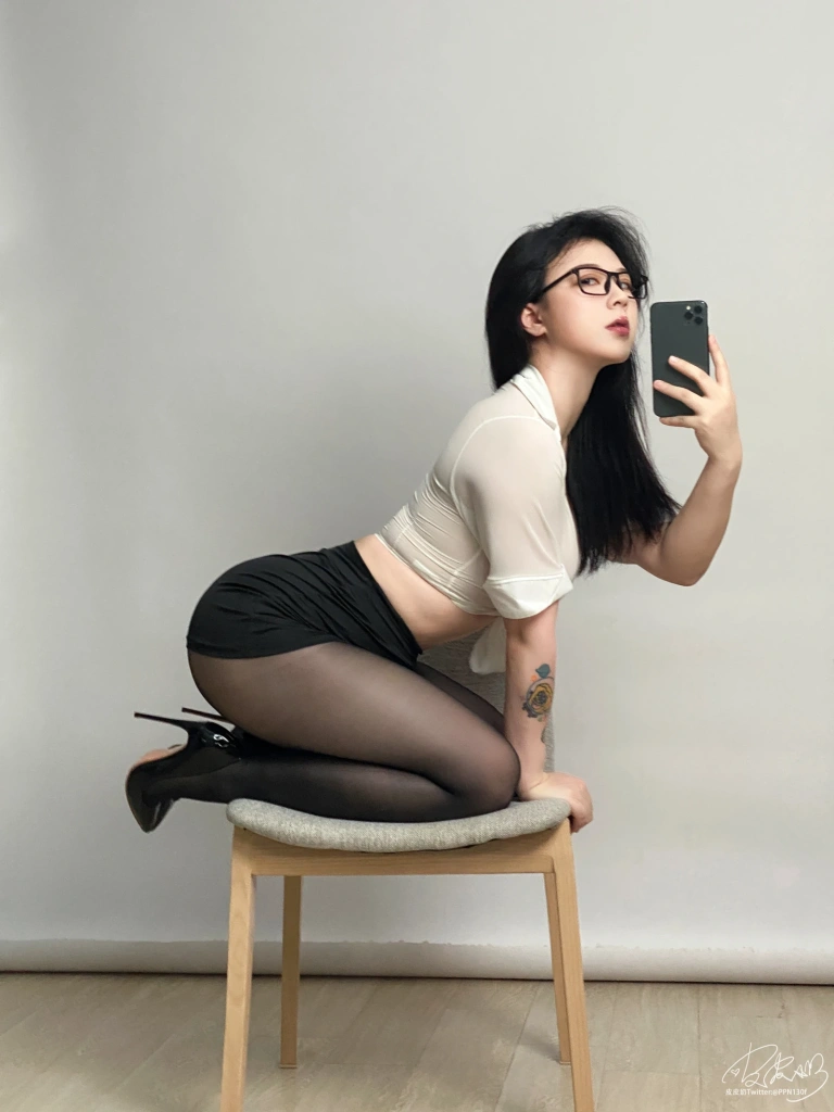皮皮奶《黑丝OL自摄》主题写真：37张全套美图