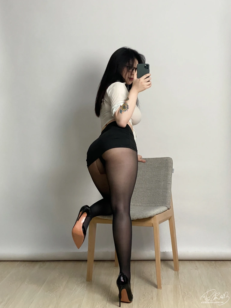 皮皮奶《黑丝OL自摄》主题写真：37张全套美图