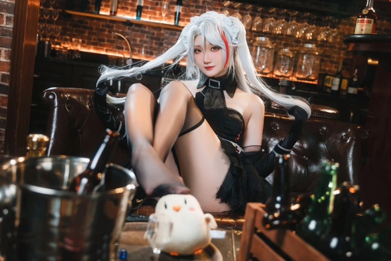 瓜希酱《欧根亲王沉醉于夜》主题写真：20张全套美图