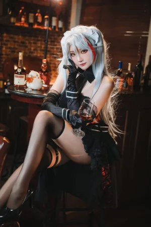 瓜希酱《欧根亲王沉醉于夜》主题写真：20张全套美图