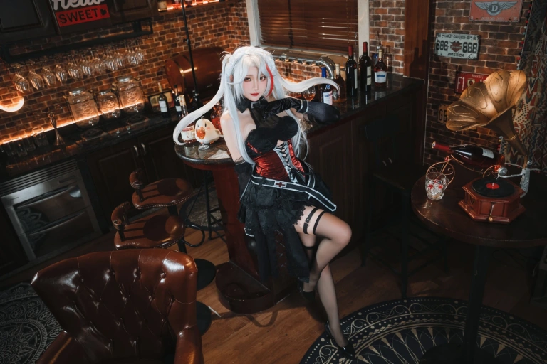 瓜希酱《欧根亲王沉醉于夜》主题写真：20张全套美图