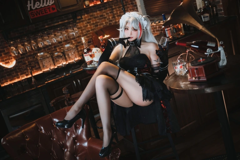 瓜希酱《欧根亲王沉醉于夜》主题写真：20张全套美图