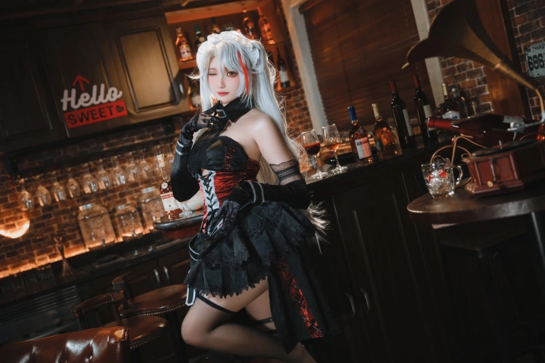 瓜希酱《欧根亲王沉醉于夜》主题写真：20张全套美图