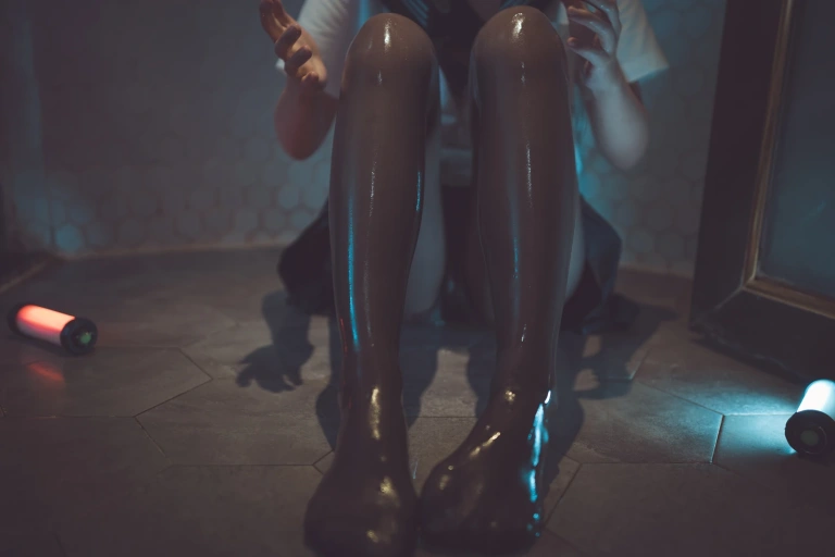 面饼仙儿《脑内少女 浴缸黑丝》主题写真：21张全套美图