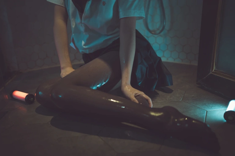 面饼仙儿《脑内少女 浴缸黑丝》主题写真：21张全套美图