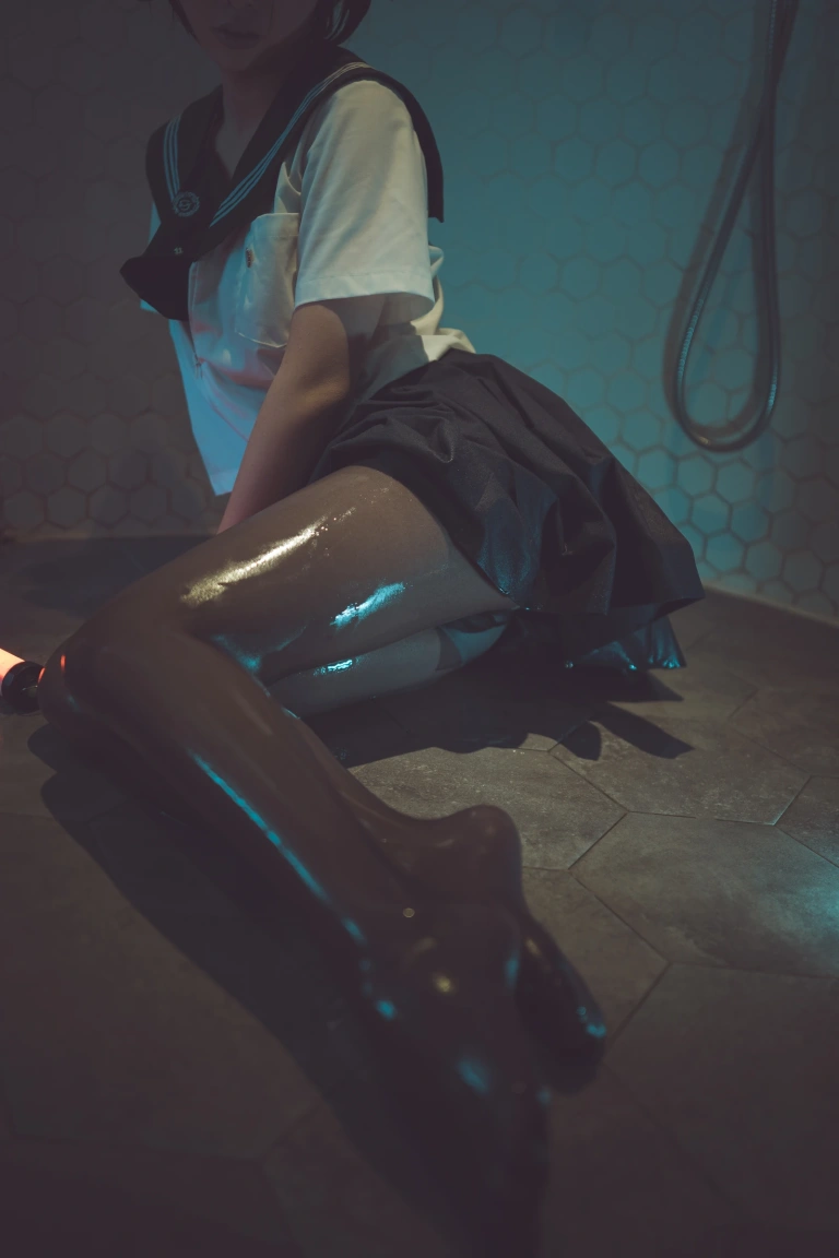 面饼仙儿《脑内少女 浴缸黑丝》主题写真：21张全套美图
