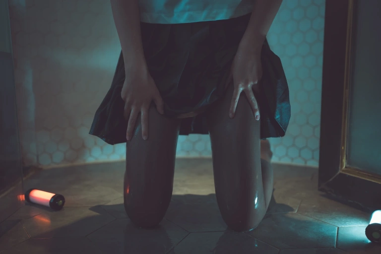面饼仙儿《脑内少女 浴缸黑丝》主题写真：21张全套美图
