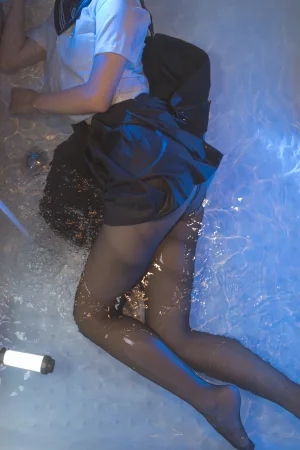 面饼仙儿《脑内少女 浴缸黑丝》主题写真：21张全套美图