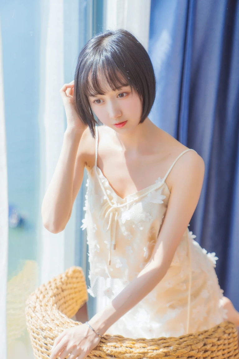 木棉棉《暖冬的海 米色裙子》主题写真：22张全套美图