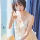 木棉棉《暖冬的海 米色裙子》主题写真：22张全套美图
