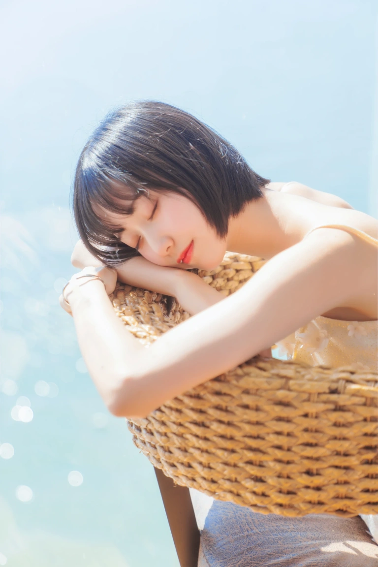 木棉棉《暖冬的海 米色裙子》主题写真：22张全套美图