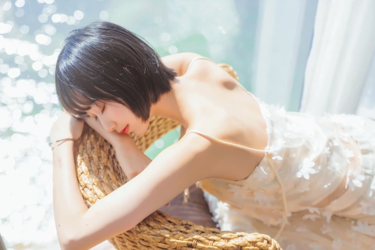 木棉棉《暖冬的海 米色裙子》主题写真：22张全套美图