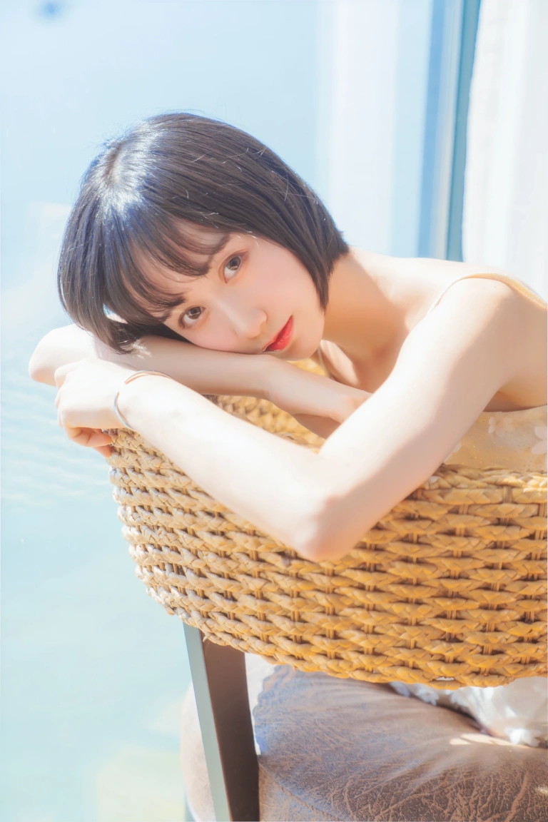 木棉棉《暖冬的海 米色裙子》主题写真：22张全套美图