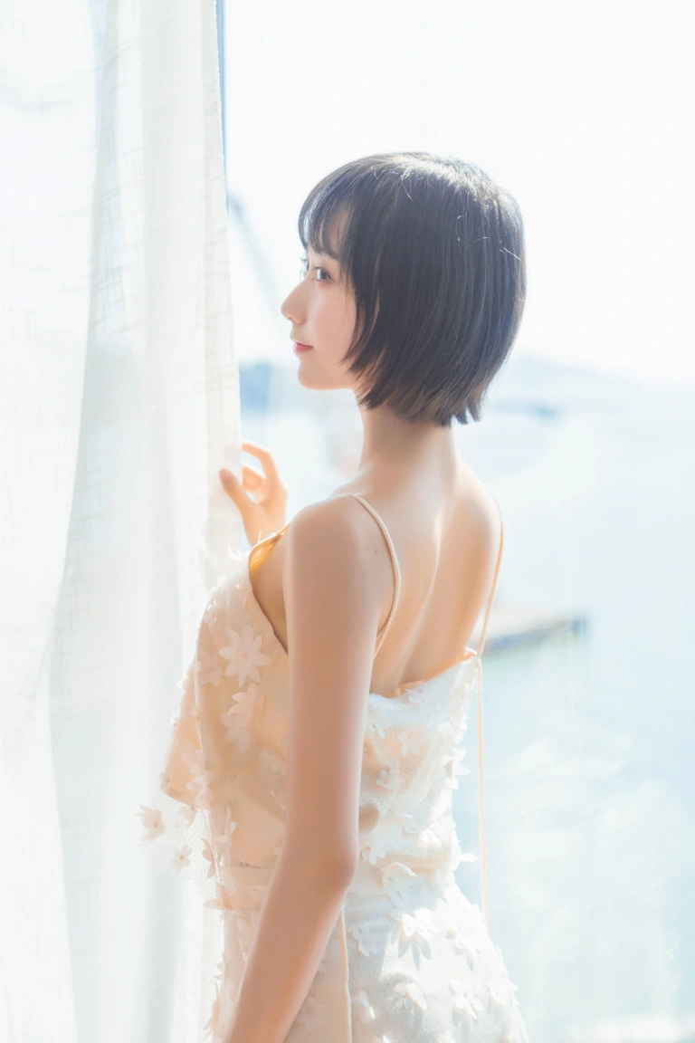 木棉棉《暖冬的海 米色裙子》主题写真：22张全套美图
