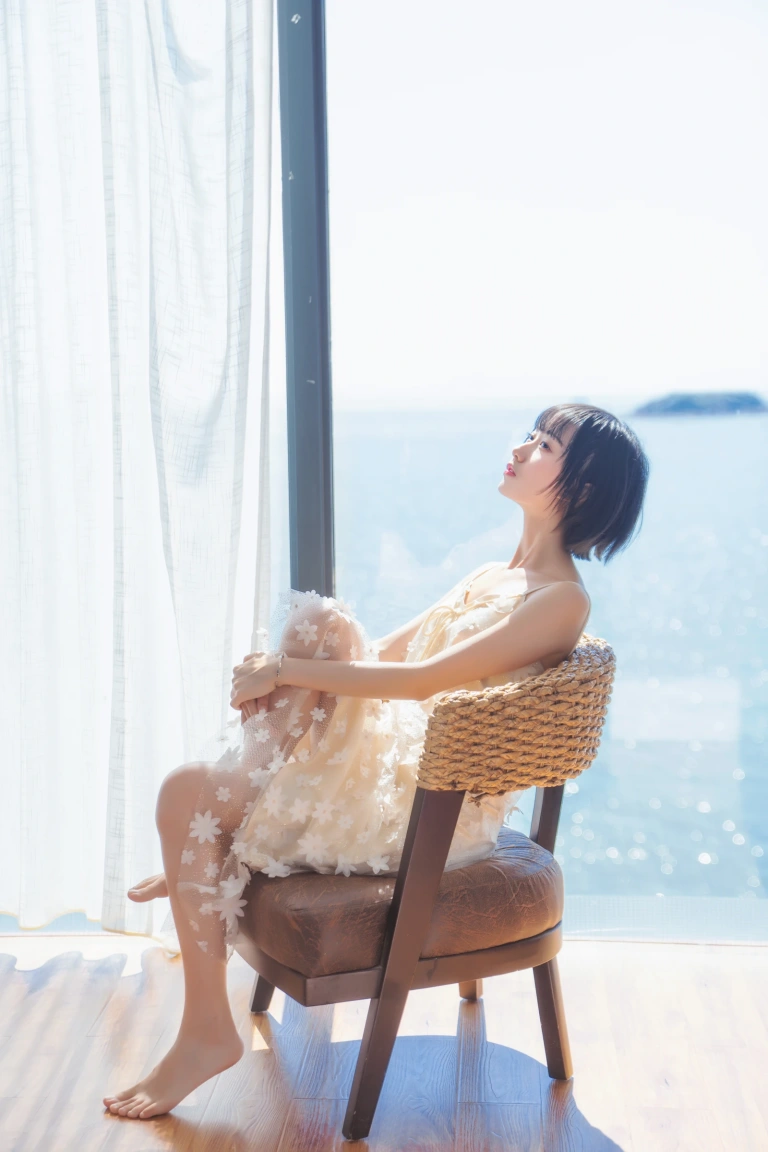木棉棉《暖冬的海 米色裙子》主题写真：22张全套美图