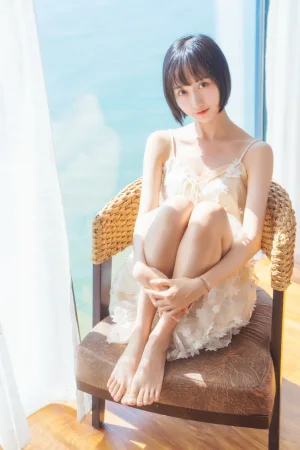 木棉棉《暖冬的海 米色裙子》主题写真：22张全套美图