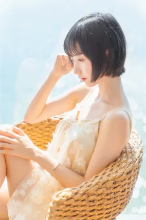 木棉棉《暖冬的海 米色裙子》主题写真：22张全套美图